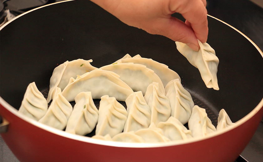 熱したフライパンに餃子を並べる